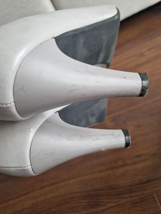 Dwie pary butów na obcasie