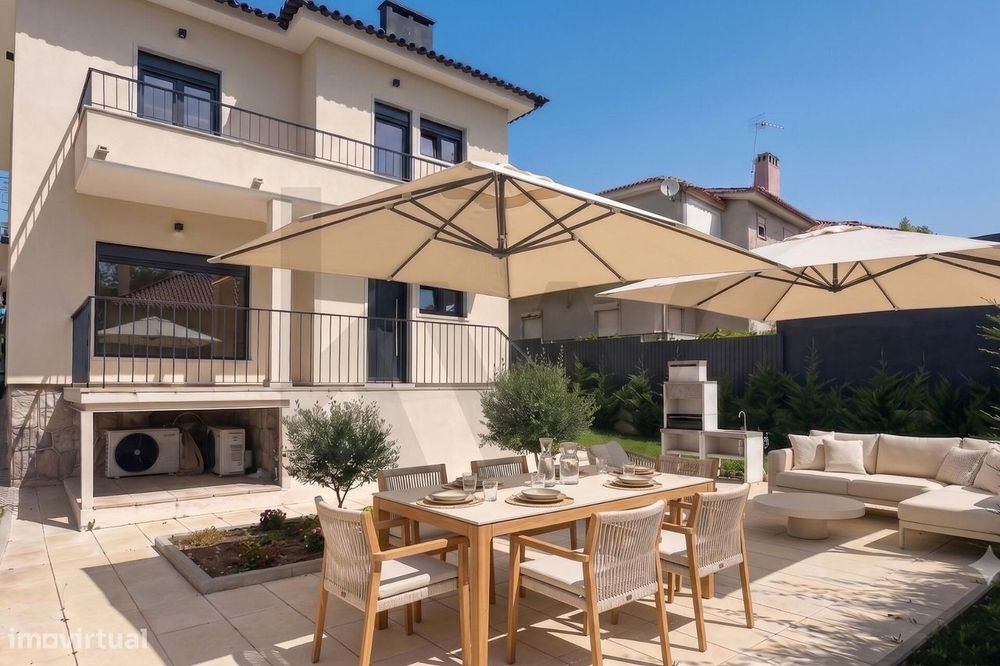 Charmosa Moradia T5 com Jardim Totalmente Remodelada -  Sassoeiros, Ca