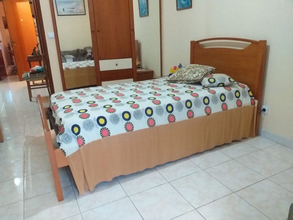 Mobilia quarto solteiro (cama + mesa de cabeceira)