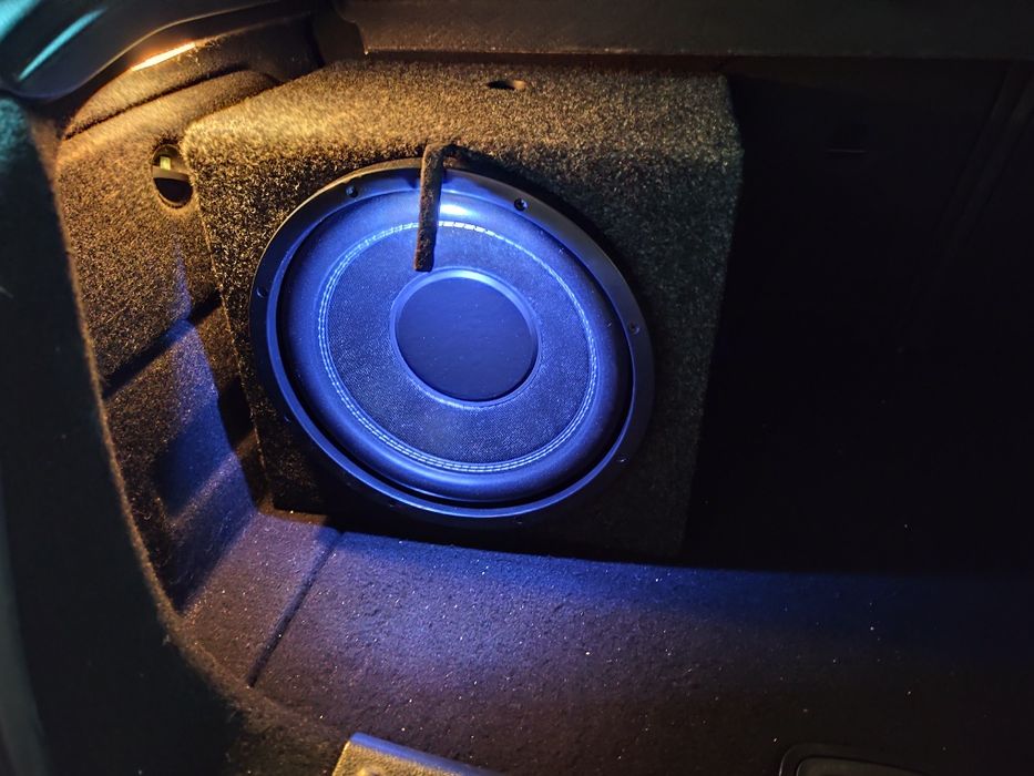 Esse preço já montado no seu carro , caixa  nova. , sub 1600W com amplificador e cabos  , já sai sem preocupação , tudo novo