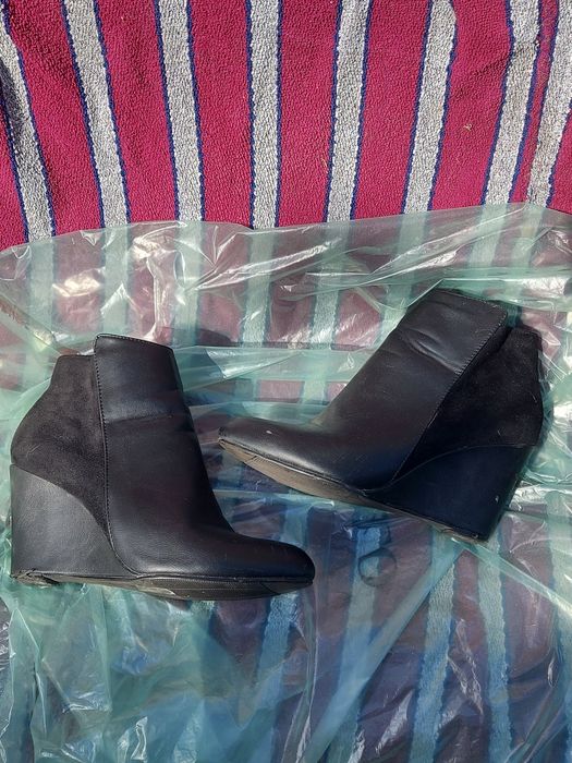 Buty damskie na koturnie czarne rozmiar 38 firma BESTELLE