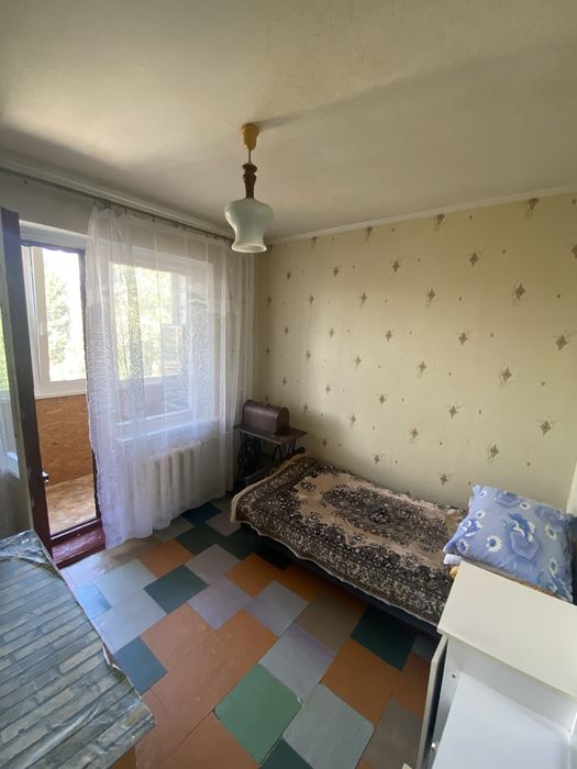 Продам 4-кімнатну. Л/б. Бульвар будівельників.