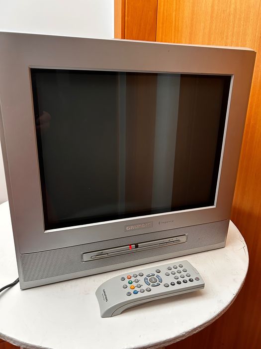 TV Grundig Elegance 15 Flat MF 40-2501/5 TEXT a cores, com comando.