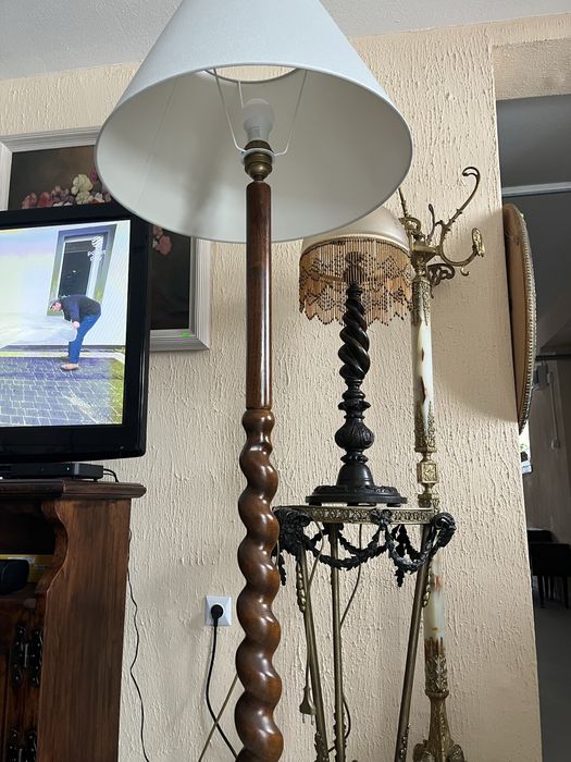 Lampa drewniana stojąca