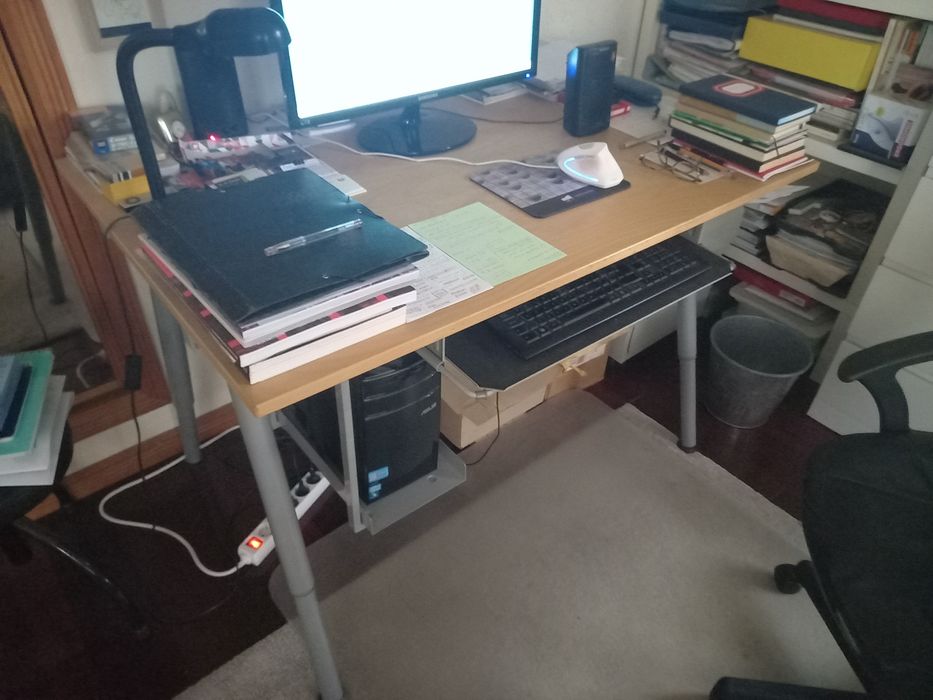 Estirador em madeira, com pés metálicos.com suporte para computador