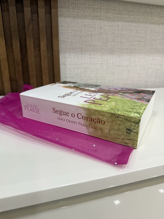 Livro Segue o Coração - Lesley Pearse