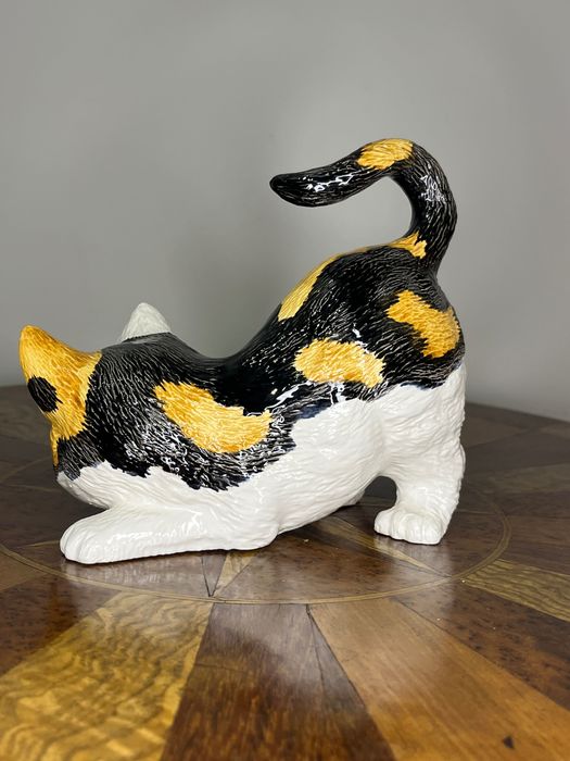 Ceramiczna figurka kota, sygnowana, lata 80, ręcznie malowana.