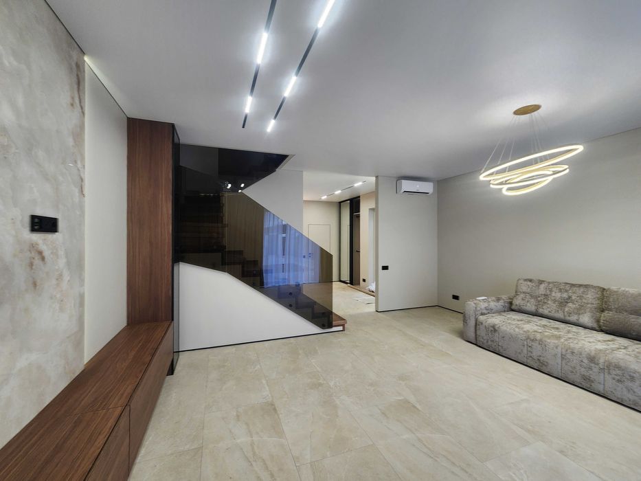 Вітаю. ГАЗ, ЦЕНТРАЛЬНІ КОМУНІКАЦІІ, будинок-дуплекс 125м2; Ліцей#1.