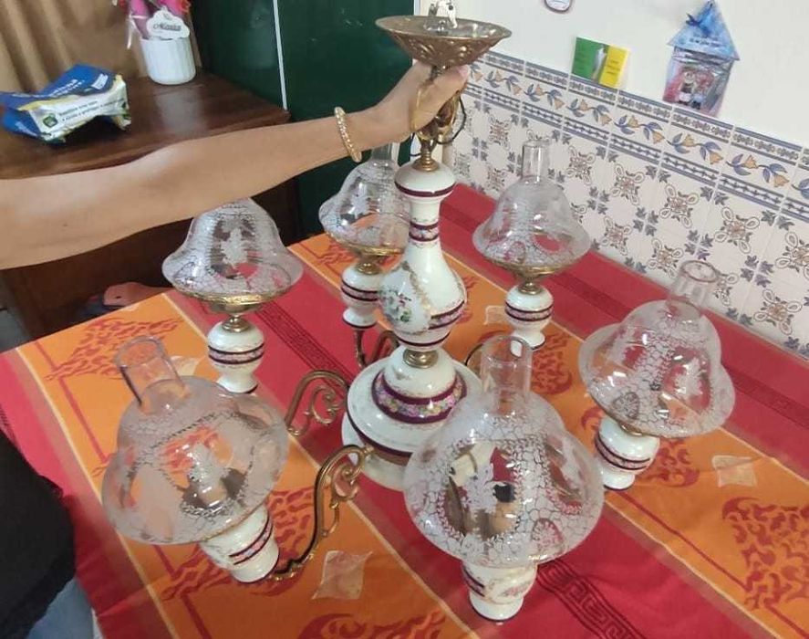 candeeiro de teto de cristal e loiça limoges
