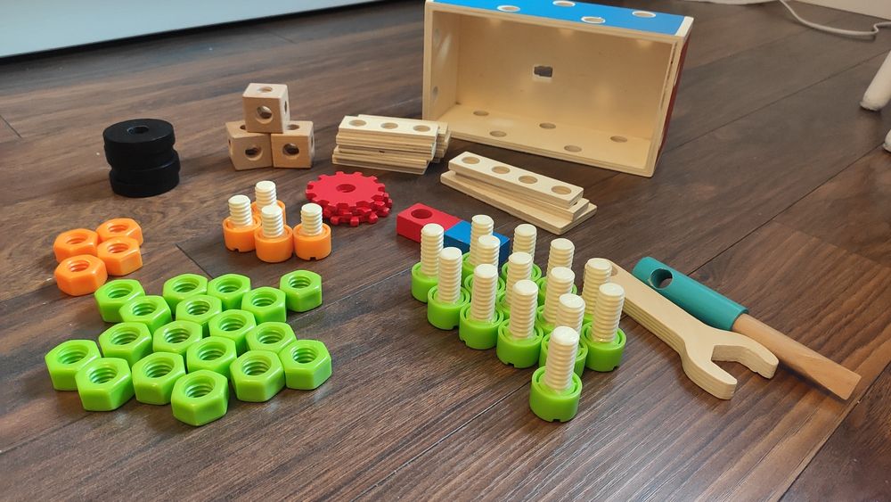 Skrzynka że śrubkami i klockami 4 w 1