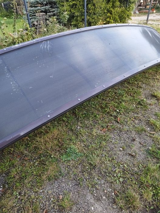 Daszek z poliwęglanu nad wejście.