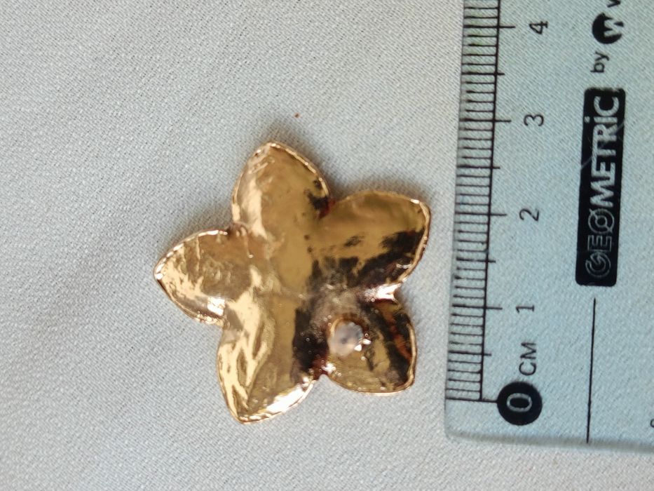 Piękne nowe złote kolczyki kwiaty sztyfty biżuteria