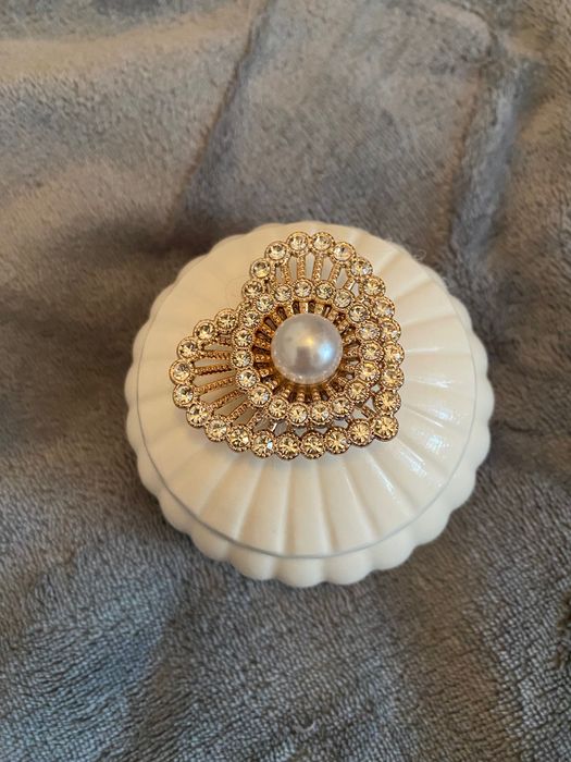 Szkatułka na biżuterię.