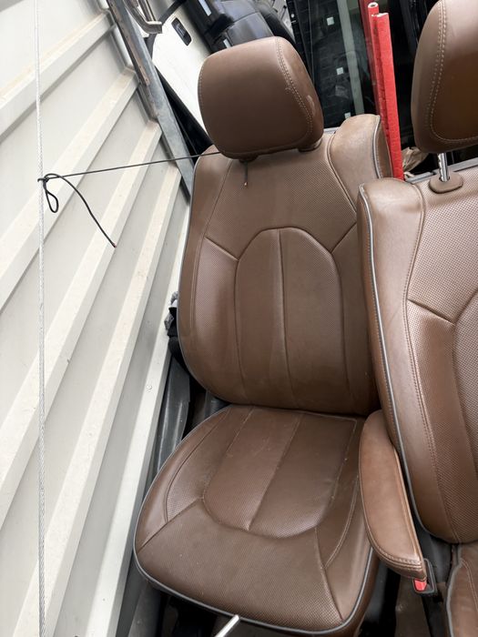 Fotele przód z monitorami Chrysler Pacifica Limited