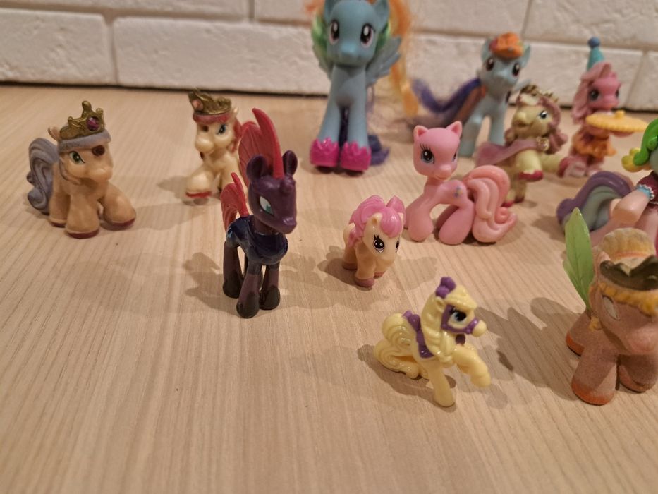 16 szt figurek kucyków.