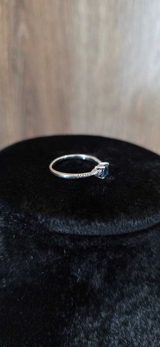 Wyrób Jubilerski Używany Pierścionek Białe Złoto Błękitny Kamień