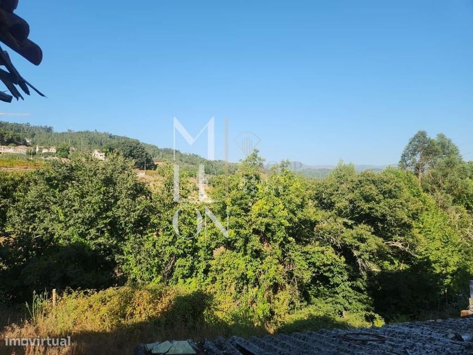 Ruína T3 Com Dois Artigos E 3.100 M² De Terreno — Padronelo, Amarante