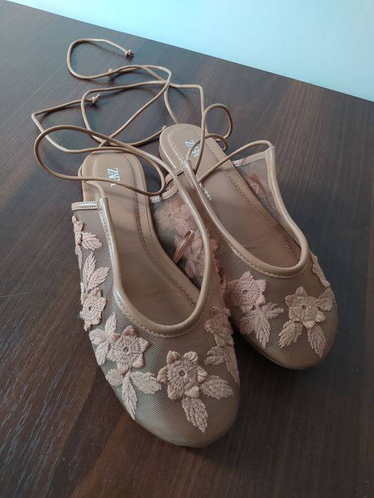 Beżowe wiązane balerinki Zara r. 38