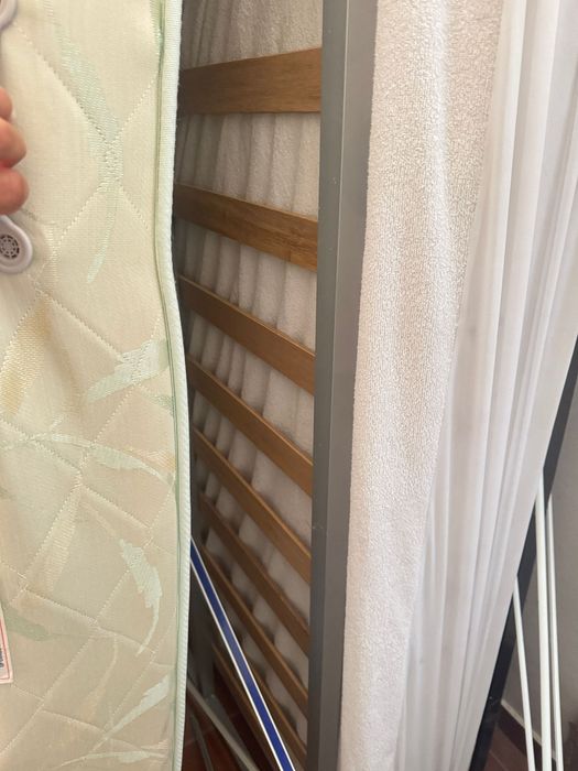 Móveis e camas variados