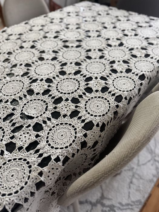 Toalha de mesa de croche - feita a mão