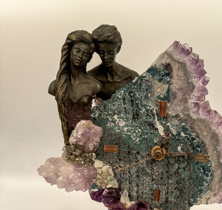 Relogio com bronze e pedras semipreciosas