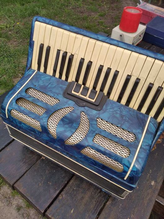 Продам аккордеон під реставрацію та відновлення .