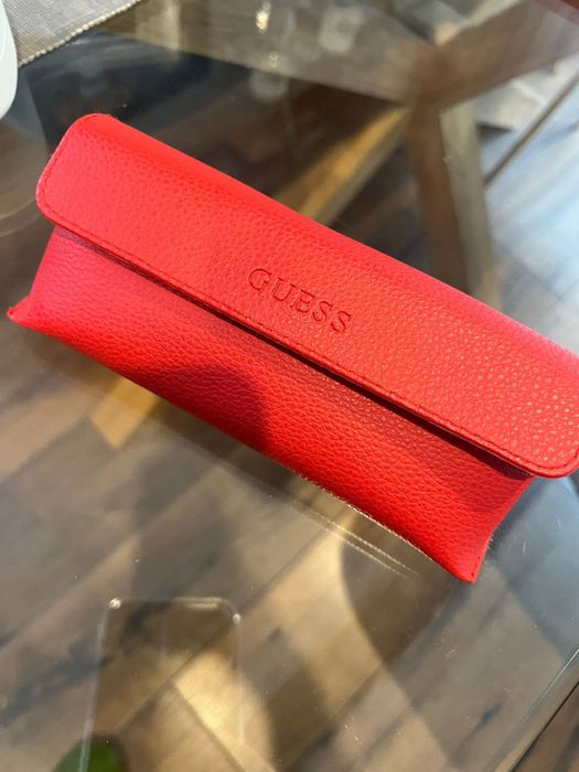 Окуляри Guess.