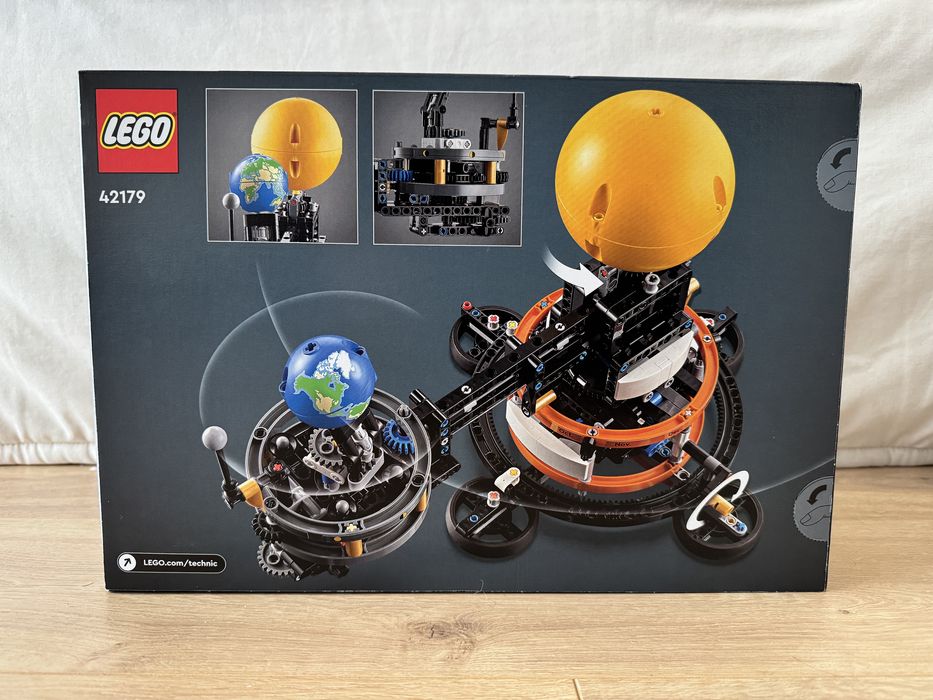 Lego 42179 - Space Planet Earth and Moon in Orbit - NOVO SELADO