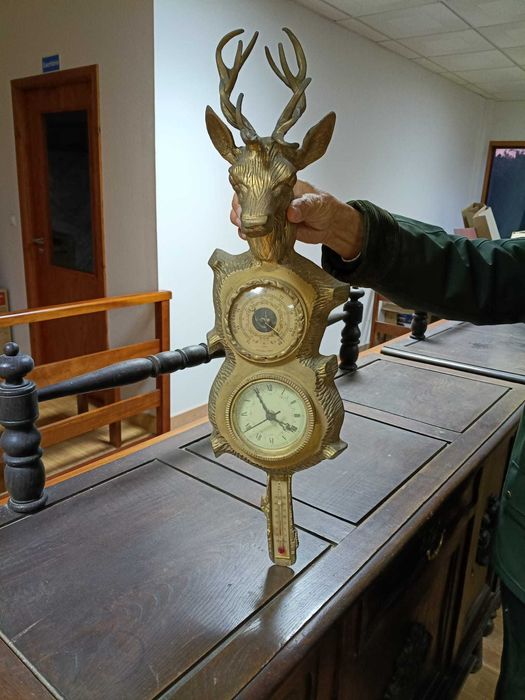 Relógio de parede com cabeça de veado
