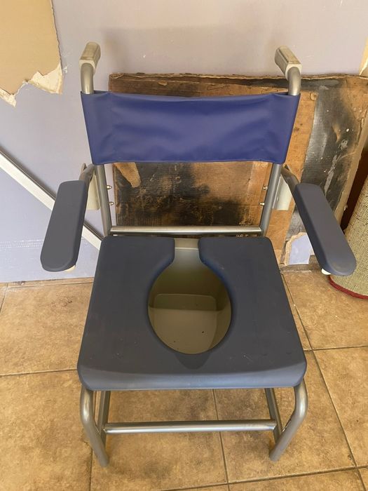 Cadeira sanita com todos os acessórios