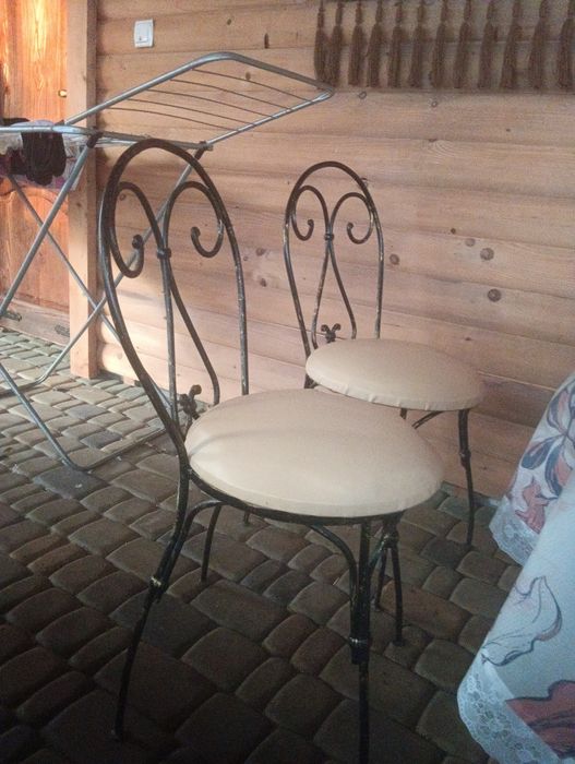 Металеві стільці з дерматиновим  покриття в кількості 4 шт