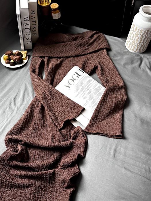 Сукня на спущені плечі із букле біла