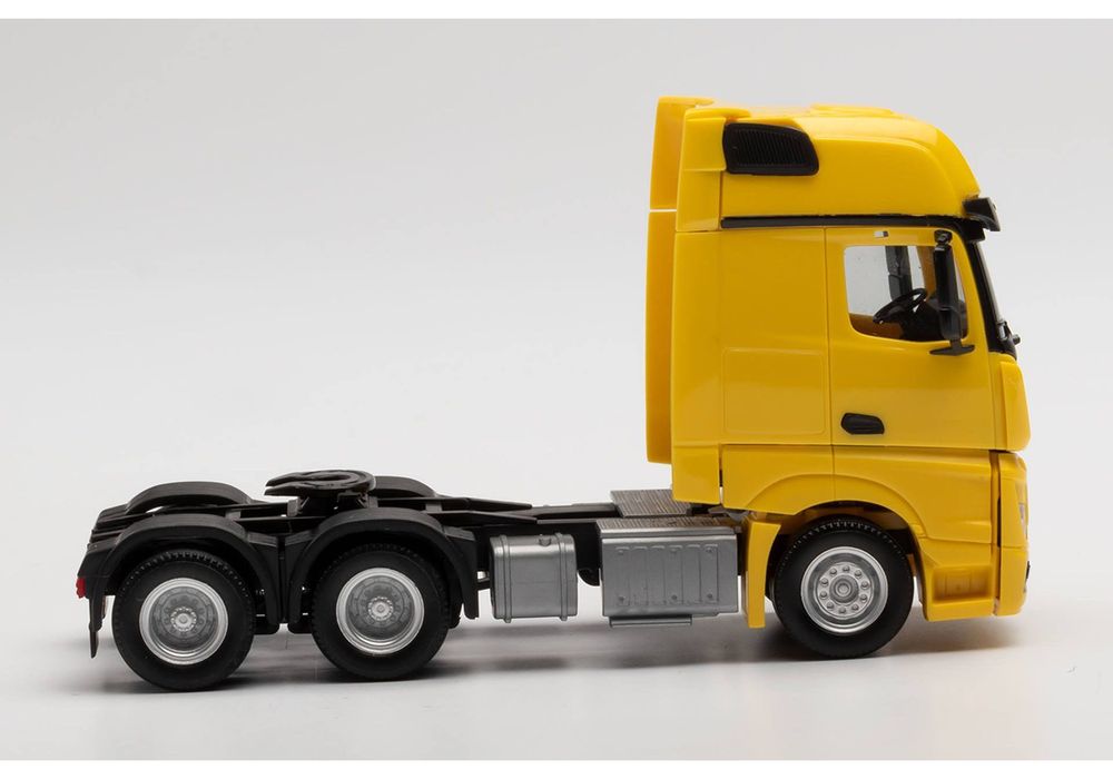 Mercedes-Benz Actros Gigaspace 6x4 Herpa 1:87 Модель вантажівки