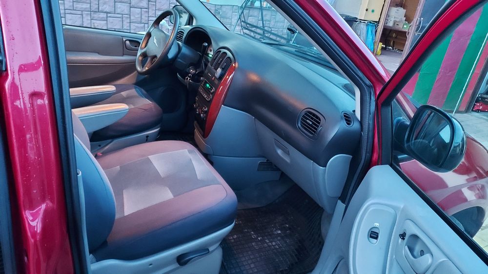 Sprzedam Chrysler Voyager pój.3.3cm3 z gazem  7osobowy