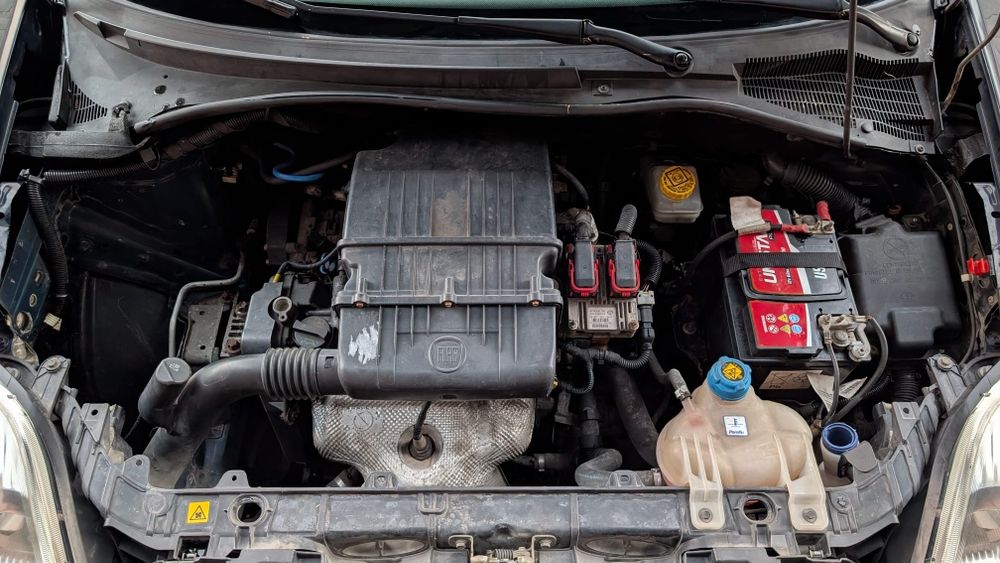 Grandę Punto / 5 drzwi / 1.4 benzyna / zero rdzy / czarny dach /