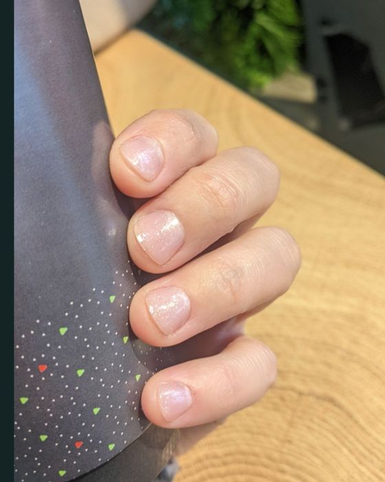 Покриття нігтів гелем+ гель лак ,стаж в медицині 10 років маю