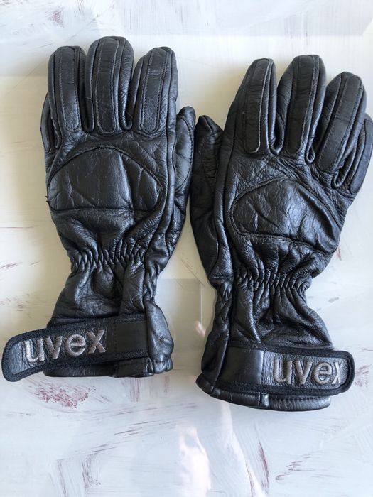 Capacete e luvas