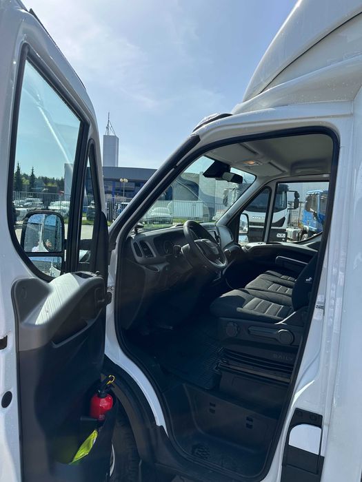 Wynajem Iveco Daily Chłodnia + Winda 8EP