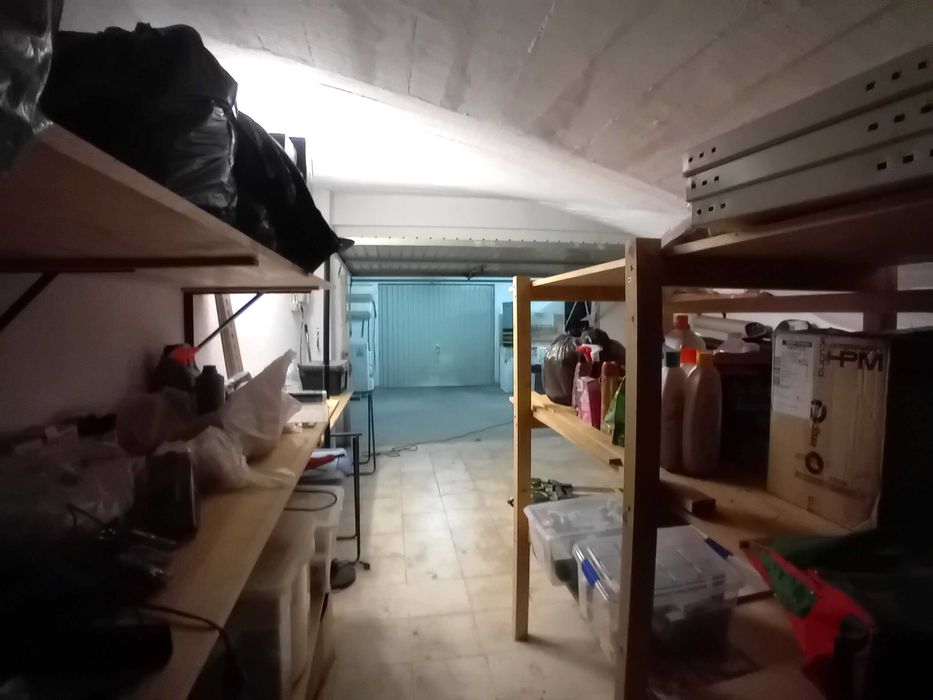 Garagem de 30 m² no Feijó, Almada – Oportunidade Rara na Zona