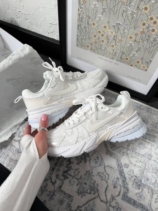 Nike V2K Runtekk White Flowers трендові жіночі кросівки найк в2к рантек