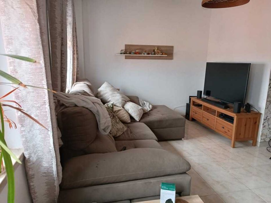 Sofá de tecido com Chaiselong e 2 puffs