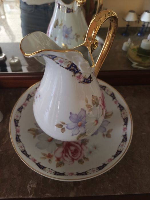 Jarra  de porcelana com um pires correspondente