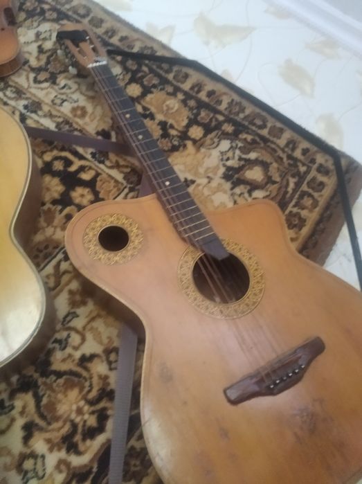 Акустичні гітари минулого століття.