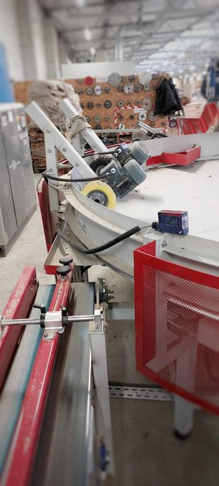 Podajnik karuzelowy, zestaw podawczy do maszyny