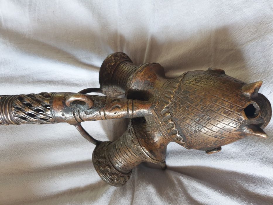 Raro antigo cachimbo ceremonial Bamum do Cameron em bronze