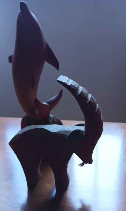 Dois animais de madeira