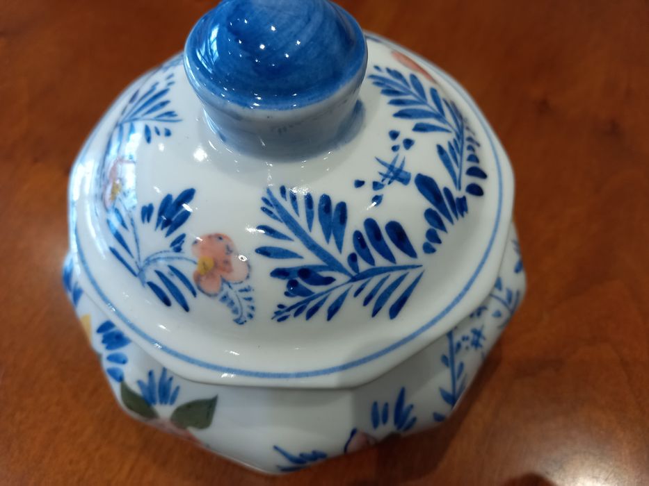 Pote em porcelana com tampa