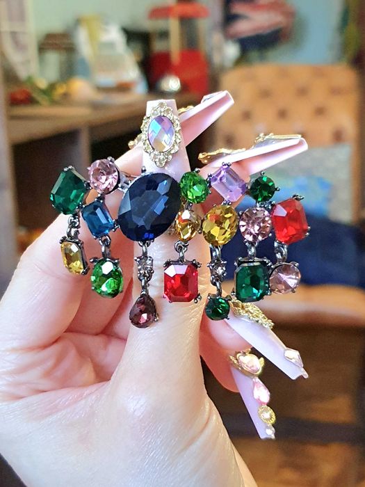 Broche / pregadeira /alfinete cintilante com cristais multicoloridos