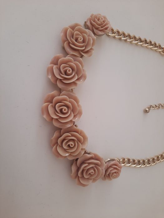 Colar dourado com flores rosa nude