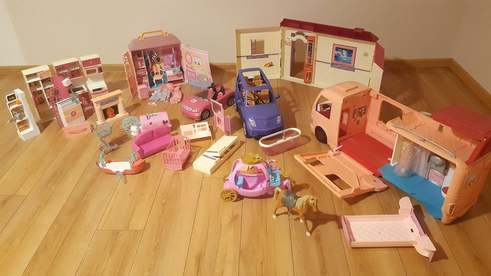 Duży zestaw Barbie - dwa duże domki i trzy samochody, kasa, kuchnia